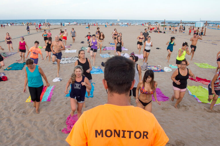 市体育基金会在夏季为所有观众在巴伦西亚海滩上组织了广泛多样的免费娱乐和体育活动